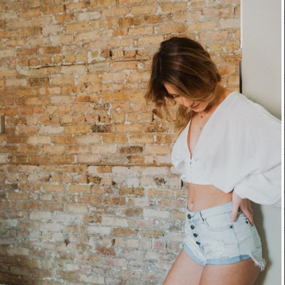 Hi-rise light wash shorts - Picture 4 of 4